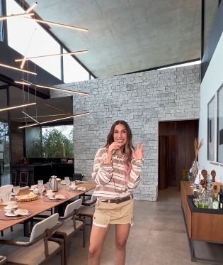 A influenciadora aumentou sua linha de maquiagem, se tornou mãe e se mudou para uma mansão— Foto: reprodução