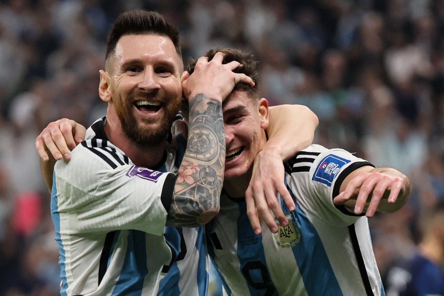 Messi comemora com Julian Alvarez, autor do segundo gol da Argentina