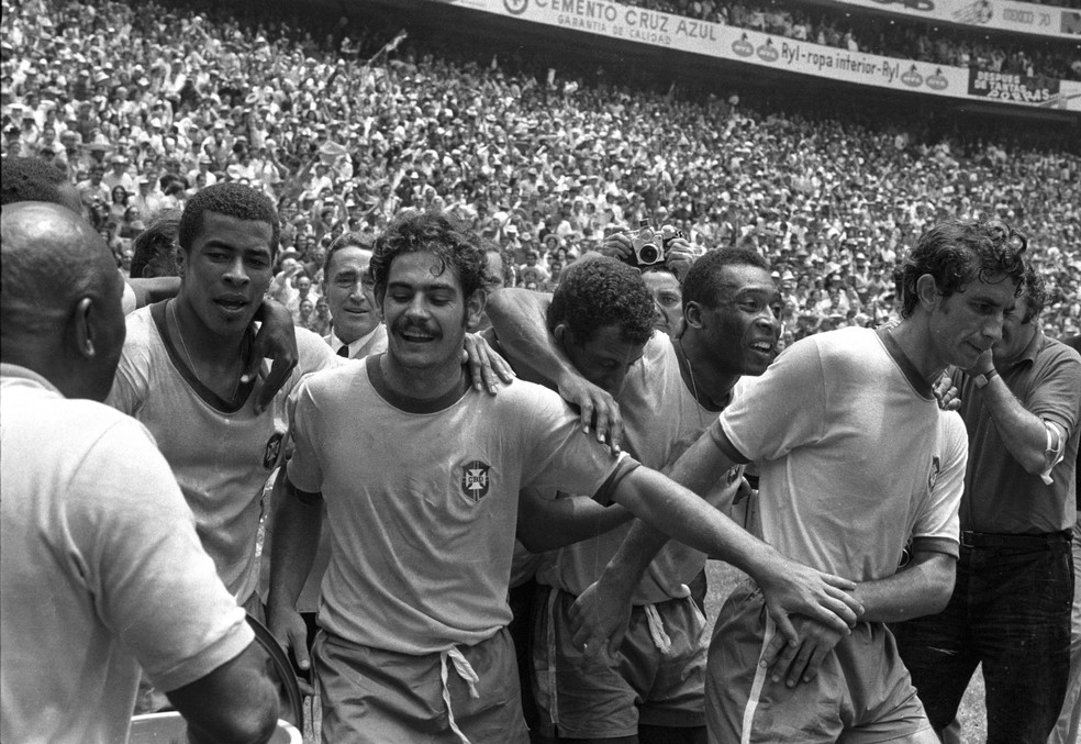 Jairzinho, Rivelino, Carlos Alberto, Pelé e Wilson Piazza comemoram a vitória do Brasil na Copa do Mundo 1970, no Estádio Azteca — Foto: Arquivo / Agência O Globo