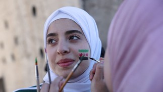 Sírios celebram a queda do governo de Assad — Foto: OMAR HAJ KADOUR / AFP