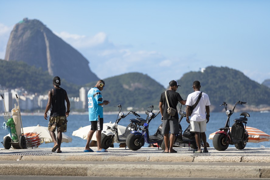 Prática ilegal. Aluguel de ciclomotores vira febre na orla carioca, especialmente em Copacabana. Na foto, flagra na altura do Posto 5