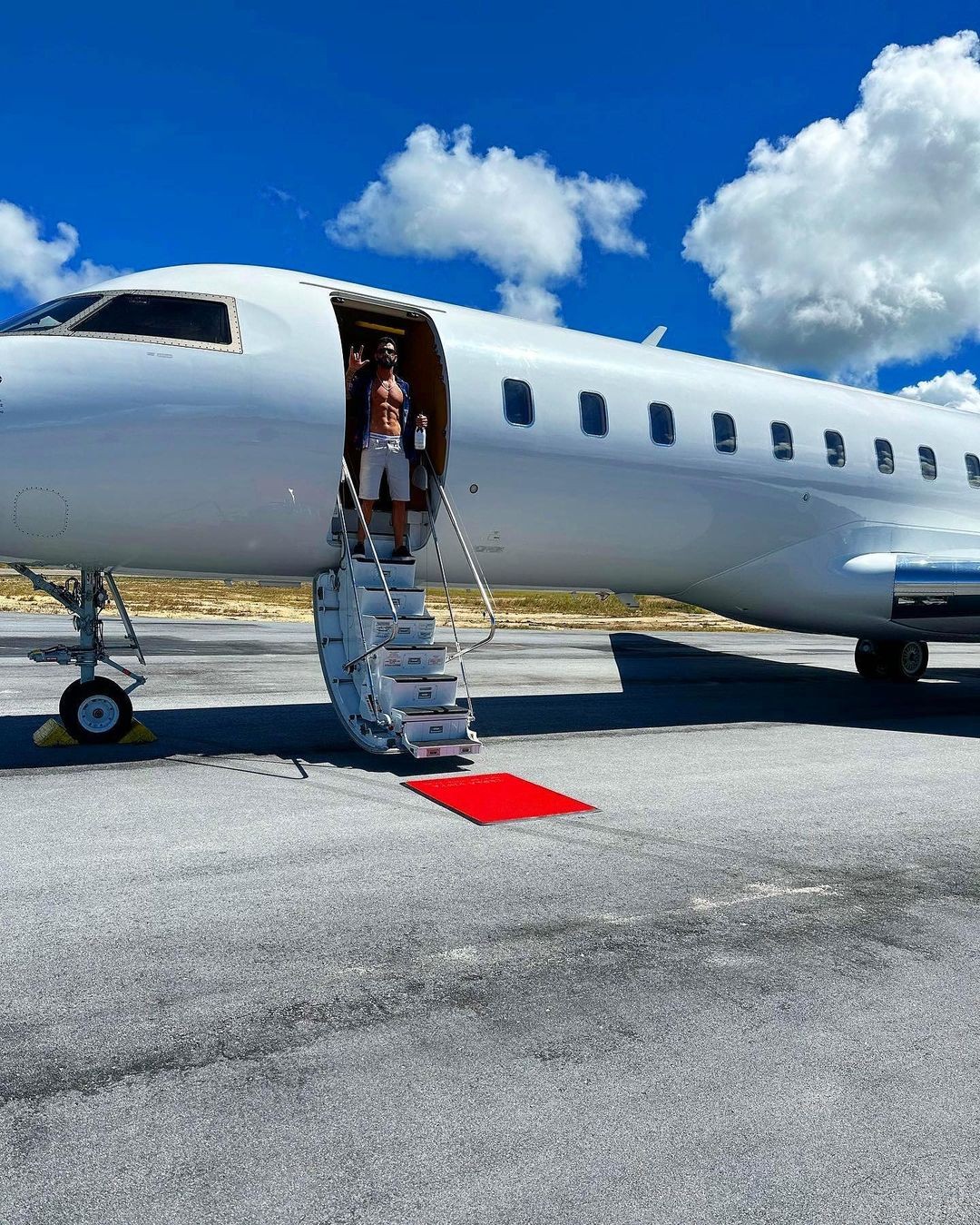Gusttavolimaédonode um jatinho luxuoso - foto: reprodução Instagram