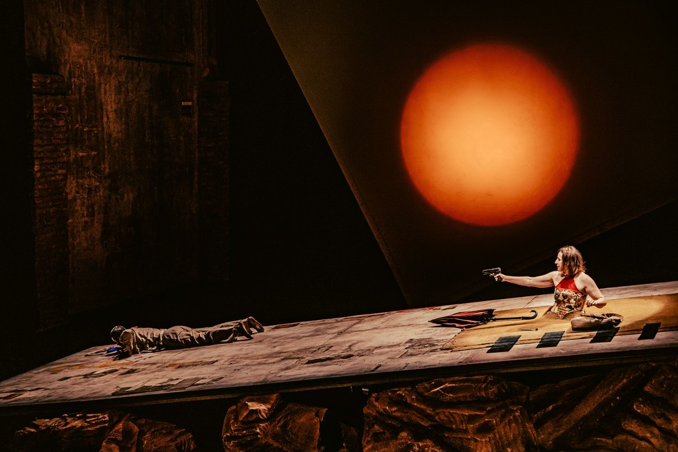 Cena de "Dias felizes", peça de Samuel Beckett que volta ao Rio — Foto: Divulgação/João Gabriel Monteiro