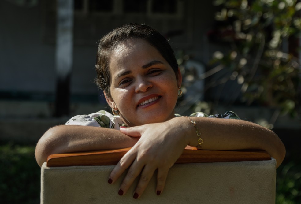 Andréia Alves, beneficiária do Bolsa Família, conta com programas complementares da prefeitura de Maricá, onde vive com a filha — Foto: Gabriel de Paiva