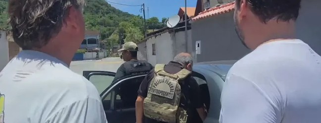 Agentes da PF em frente à casa de Angra dos Reis onde estavam Jair e Carlos Bolsonaro — Foto: Reprodução/GloboNews