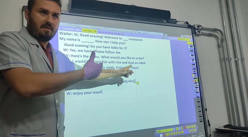 Professor dá aula de inglês com vocabulário básico para trabalhadores que vão atuar na Cop30 — Foto: Reprodução