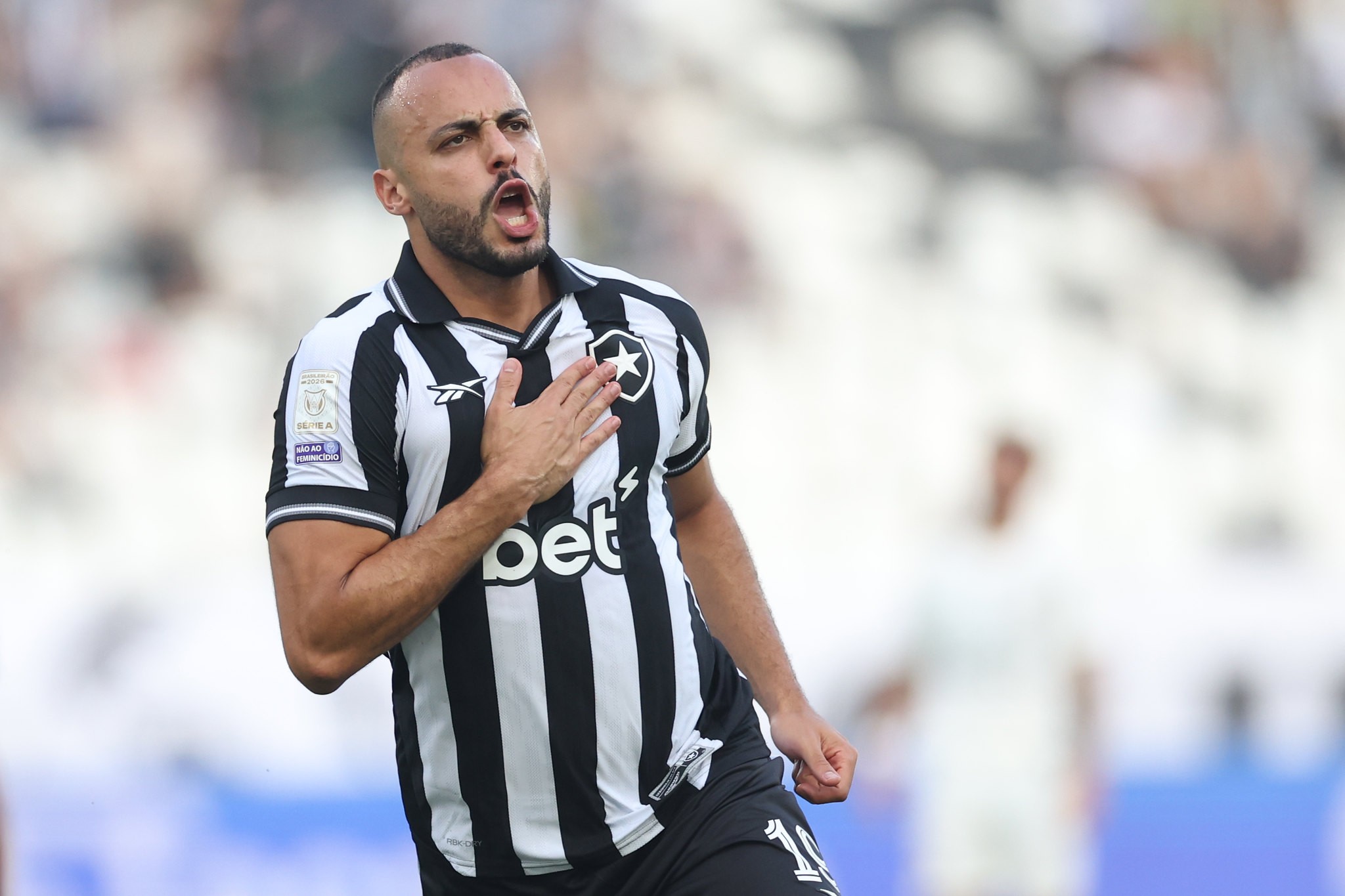 Botafogo ainda deve R$ 66 milhões ao Benfica por A