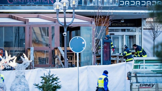 Sinalizadores em garrafas são principal linha de investigação sobre incêndio em bar na Suíça, dizem autoridades