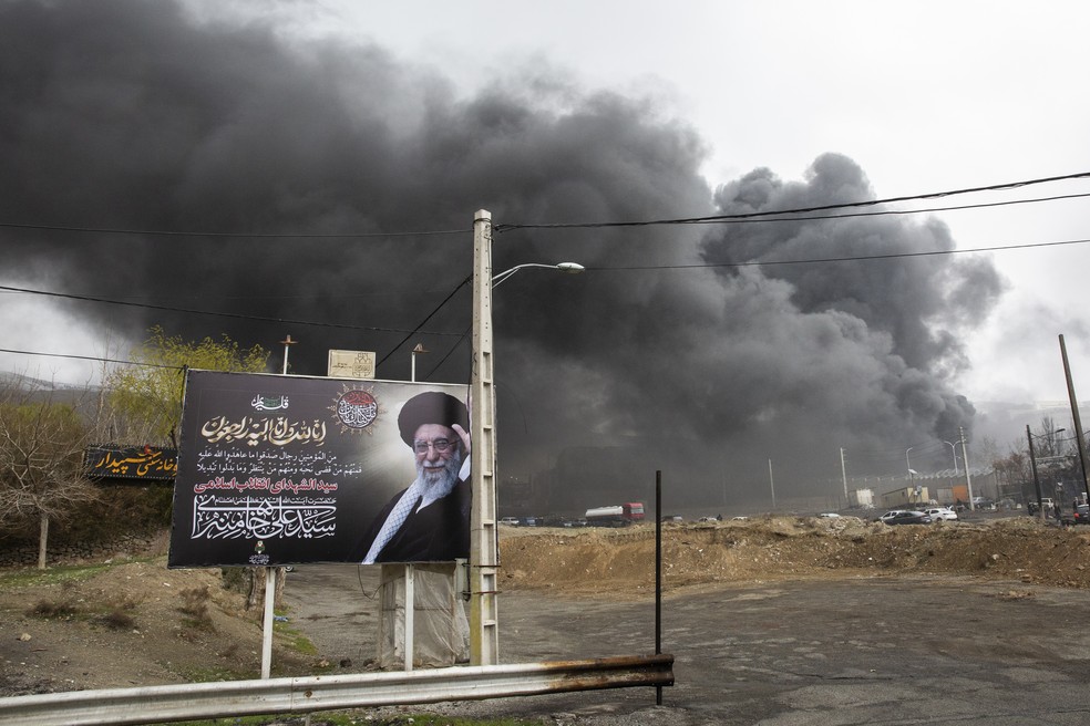 Um cartaz em Teerã com a imagem do aiatolá Ali Khamenei, líder supremo do Irã até sua morte no início da guerra — Foto: Arash Khamooshi / New York Times