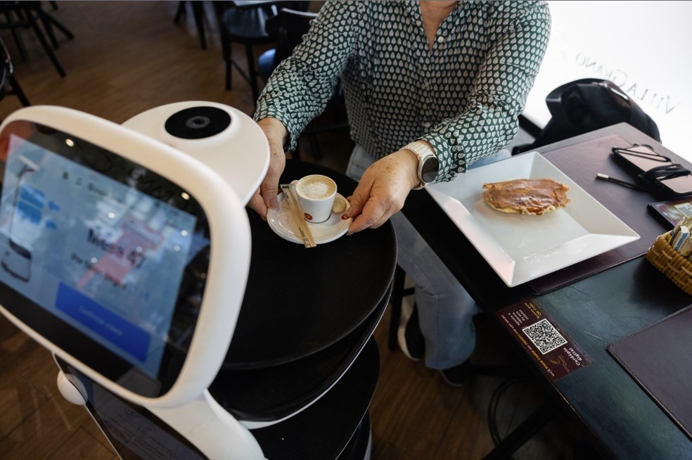 The order is delivered to the customer's table – Photo: María Isabel Oliveira/Agência O Globo