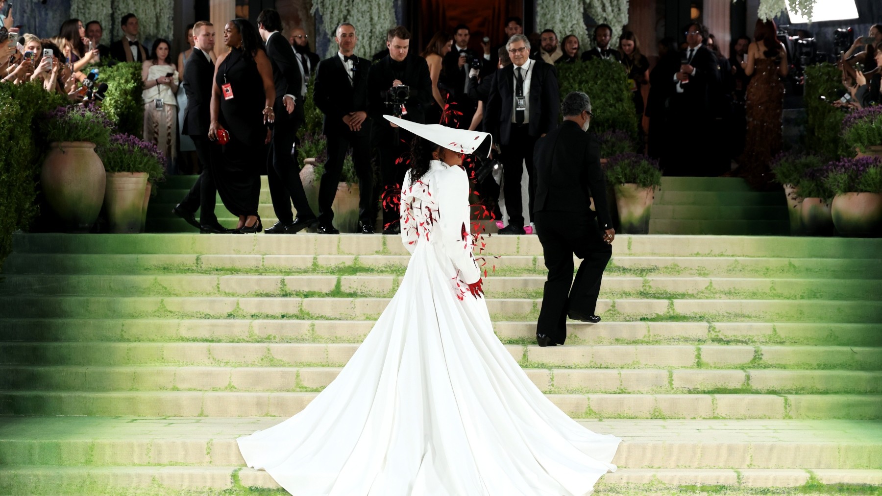 O que as celebridades comem no jantar do Met Gala e por que ingredientes como alho são proibidos