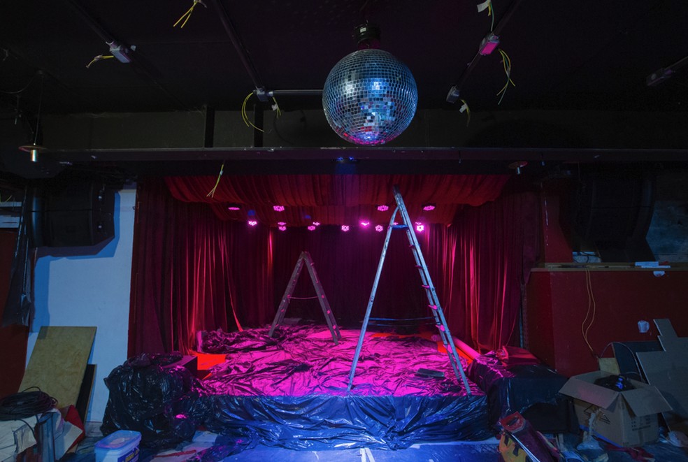 O palco e as áreas internas estão recebendo melhorias para acomodar o público e os artistas — Foto: Júlia Aguiar