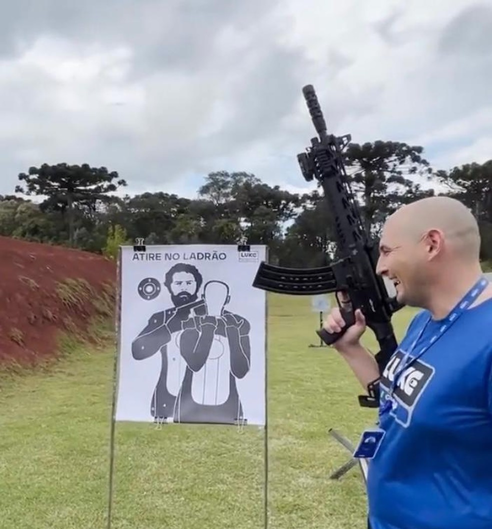 O empresário bolsonarista Luiz Henrique Crestani divulga vídeo nas redes sociais efetuando disparos contra imagem de Lula — Foto: Instagram/Reprodução