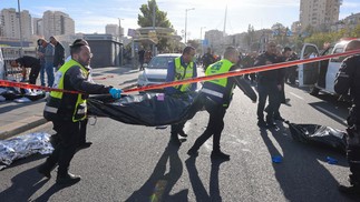 Duas pessoas morreram e oito foram feridas durante tiroteio do Hamas em Jerusalém — Foto: Menahem KAHANA / AFP