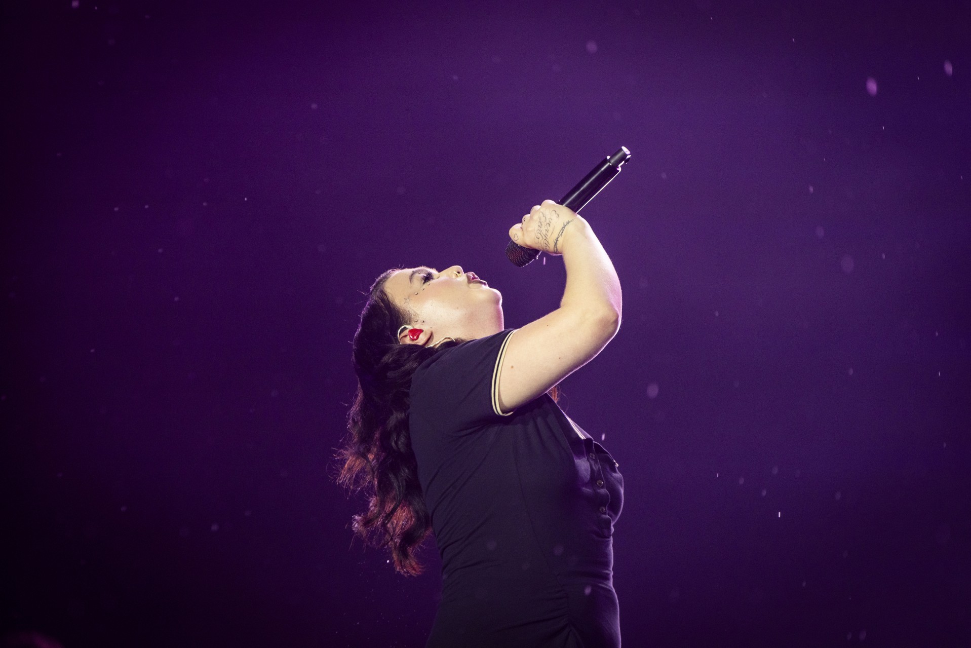 Com fama de emocionada, Lola Young canta entre lágrimas em estreia no Rock in Rio; entenda