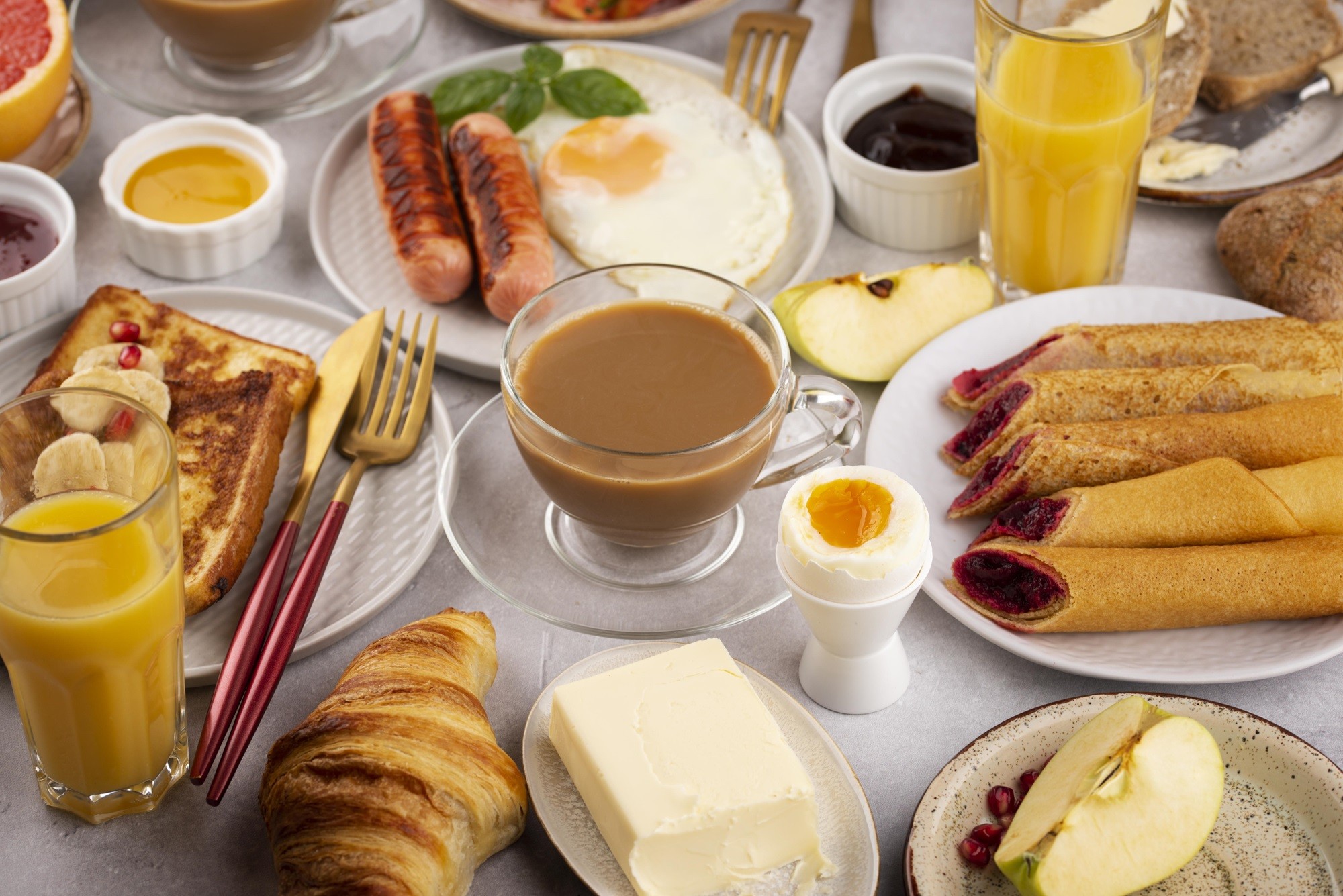 Qual o horário do café da manhã e do jantar ideal para aumentar a longevidade? Novo estudo mostra - QTU Questões do Universo
