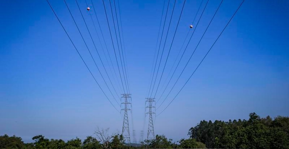 Torres de transmissão na altura do Arco Metropolitano, no Rio — Foto: Domingos Peixoto/Agência O Globo