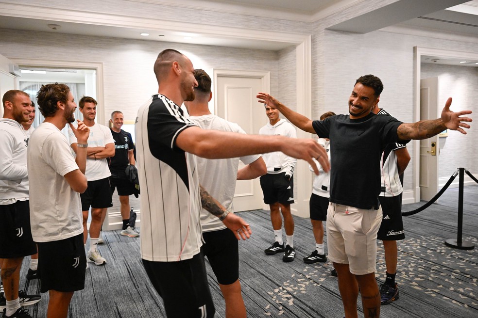 Danilo visita hotel da Juventus nos Estados Unidos — Foto: Divulgação/Juventus