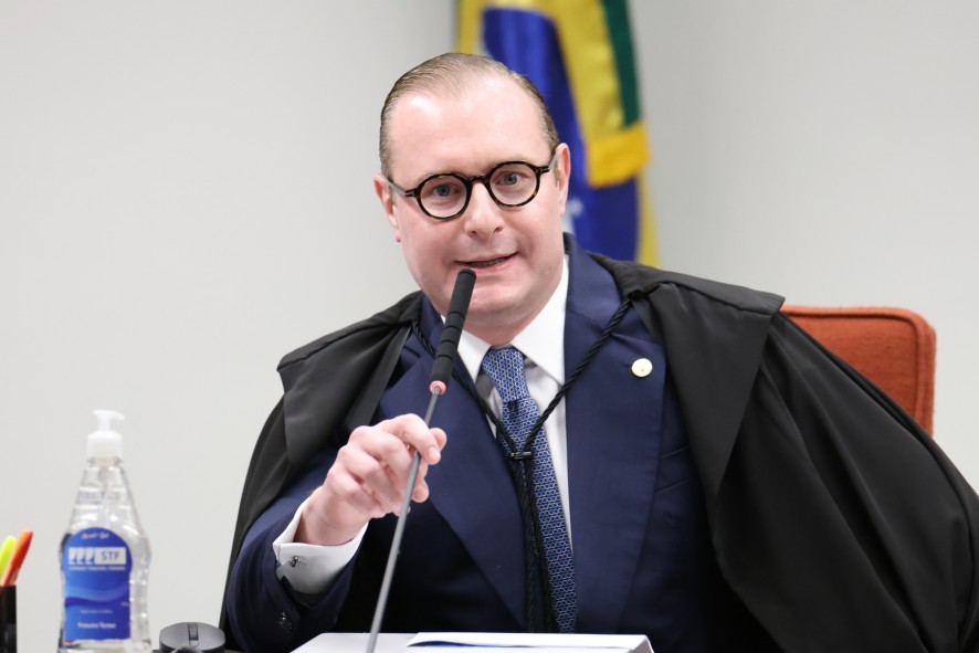 Cristiano Zanin deu o último voto que tornou Bolsonaro réu por unanimidade: "Há sim uma série de elementos a amparar a denúncia que estamos a analisar. Longe de ser uma denúncia amparada exclusivamente em uma delação premiada, o que se tem aqui são diversos documentos, vídeos, materiais que dão amparo aquilo que foi apresentado pela acusação" — Foto: Antonio Augusto / STF