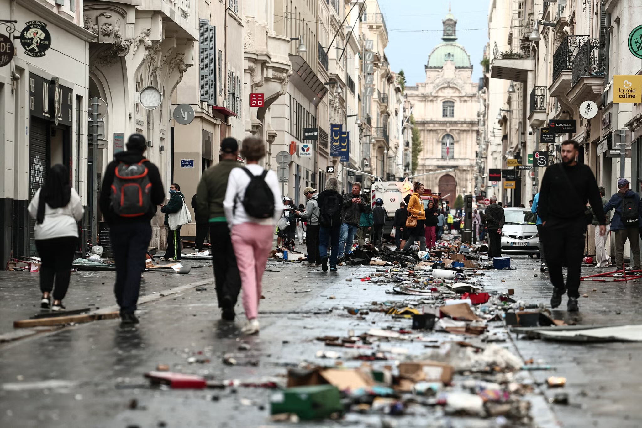 Após protestos com quase 2 mil presos, França contabiliza destruição de lojas e prédios públicos, e distúrbios viram instrumento eleitoral