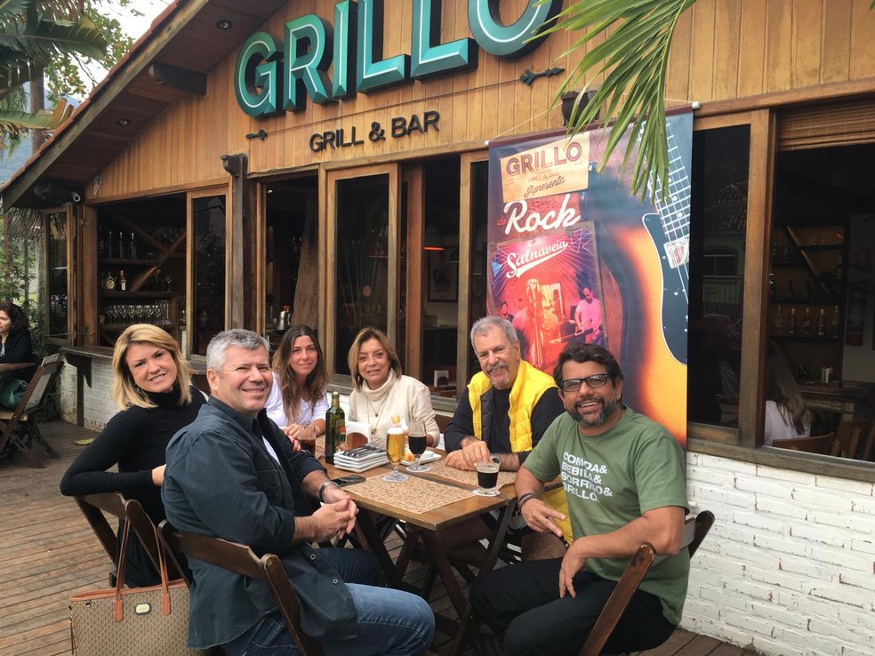  Renato Guimarães (à direita), sócio do Grillo, e a chef Natasha Guinle (de camisa branca) recebem turistas no restaurante de Vargem Pequena — Foto: Divulgação/Grillo Restaurante
