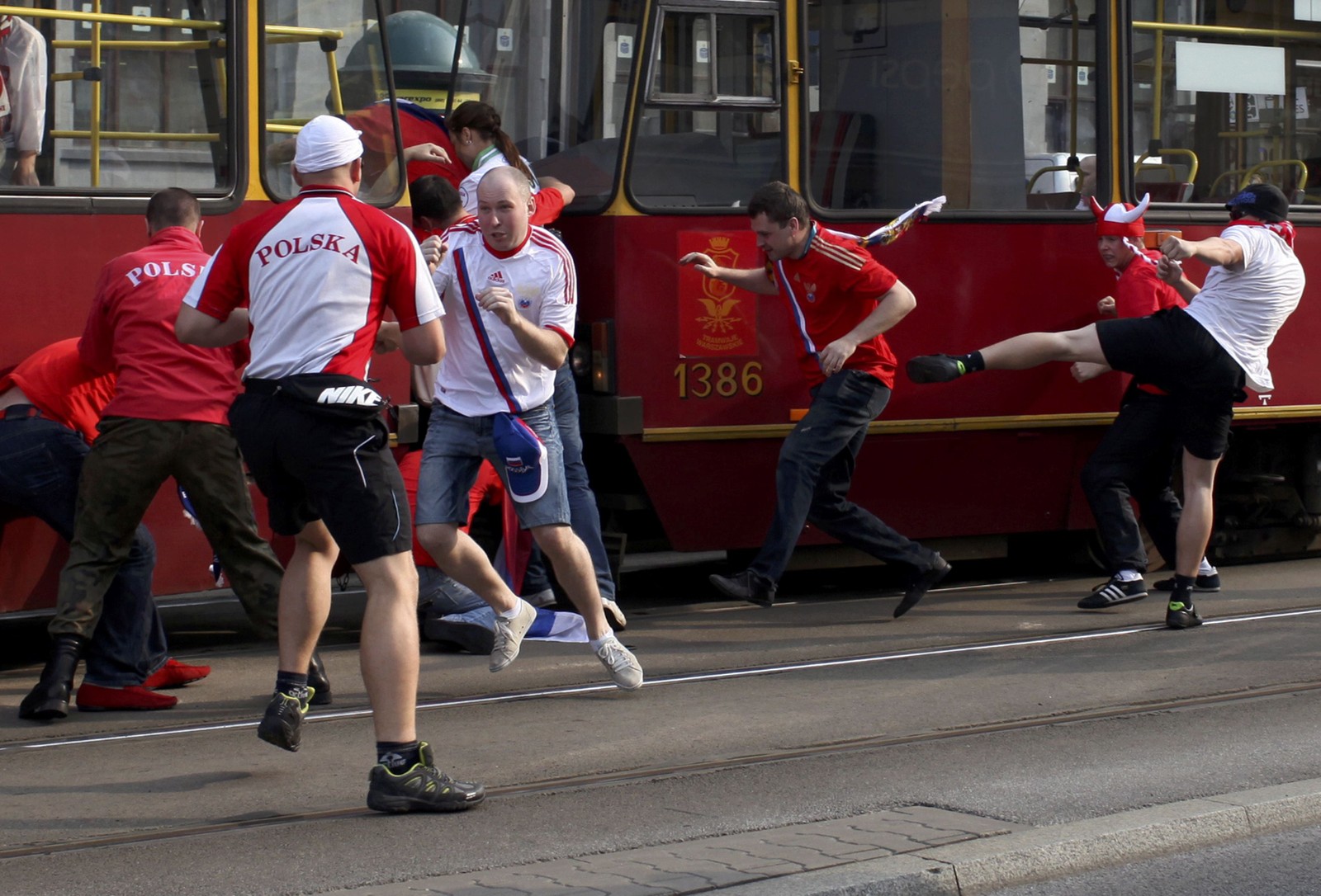 Torcedores russos e poloneses se enfrentam antes da partida pela Eurocopa
