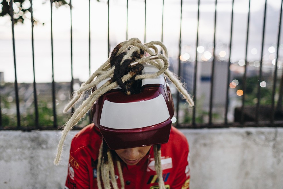 Modelo afrofuturista tem viseira removível — Foto: Divulgação/Helen Salomão