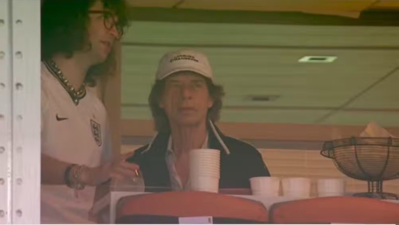 Mick Jagger vai a jogo da Inglaterra com filho brasileiro e internautas relembram fama de pé frio