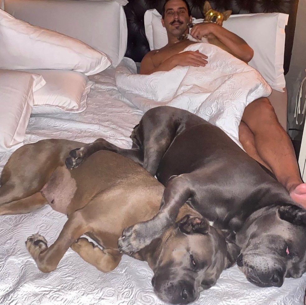 Andrei with his dogs Jorda and Thora – Photo: Reproduction
