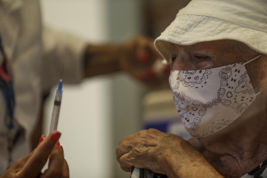 Antônio Saldanha, de 85 anos, chegou cedo para garantir o imunizante bivalente no primeiro dia de vacinação da nova fase