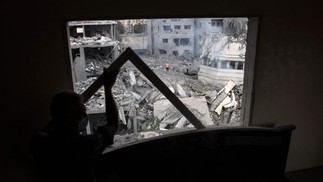 Vista do cenário de guerra entre Israel e Hamas a partir de um prédio atacado — Foto: Mohammed Abed/AFP