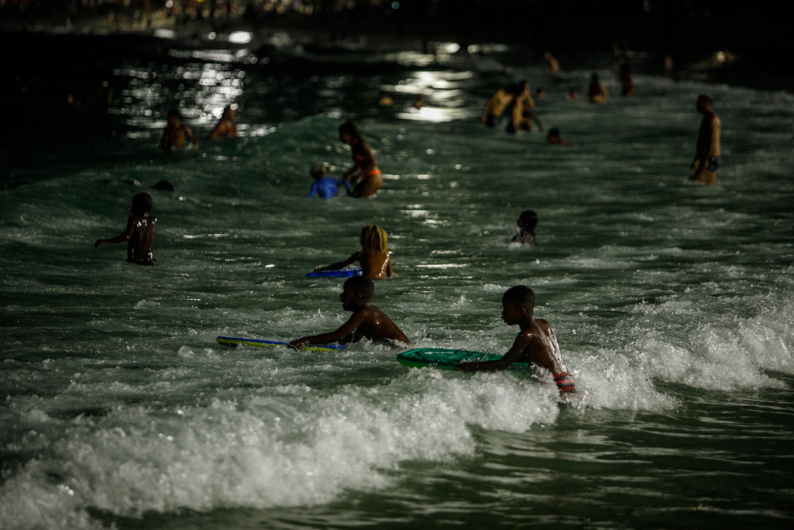 Cariocas e turistas aproveitam o verão carioca à noite na praia do Arpoador — Foto: Brenno Carvalho
