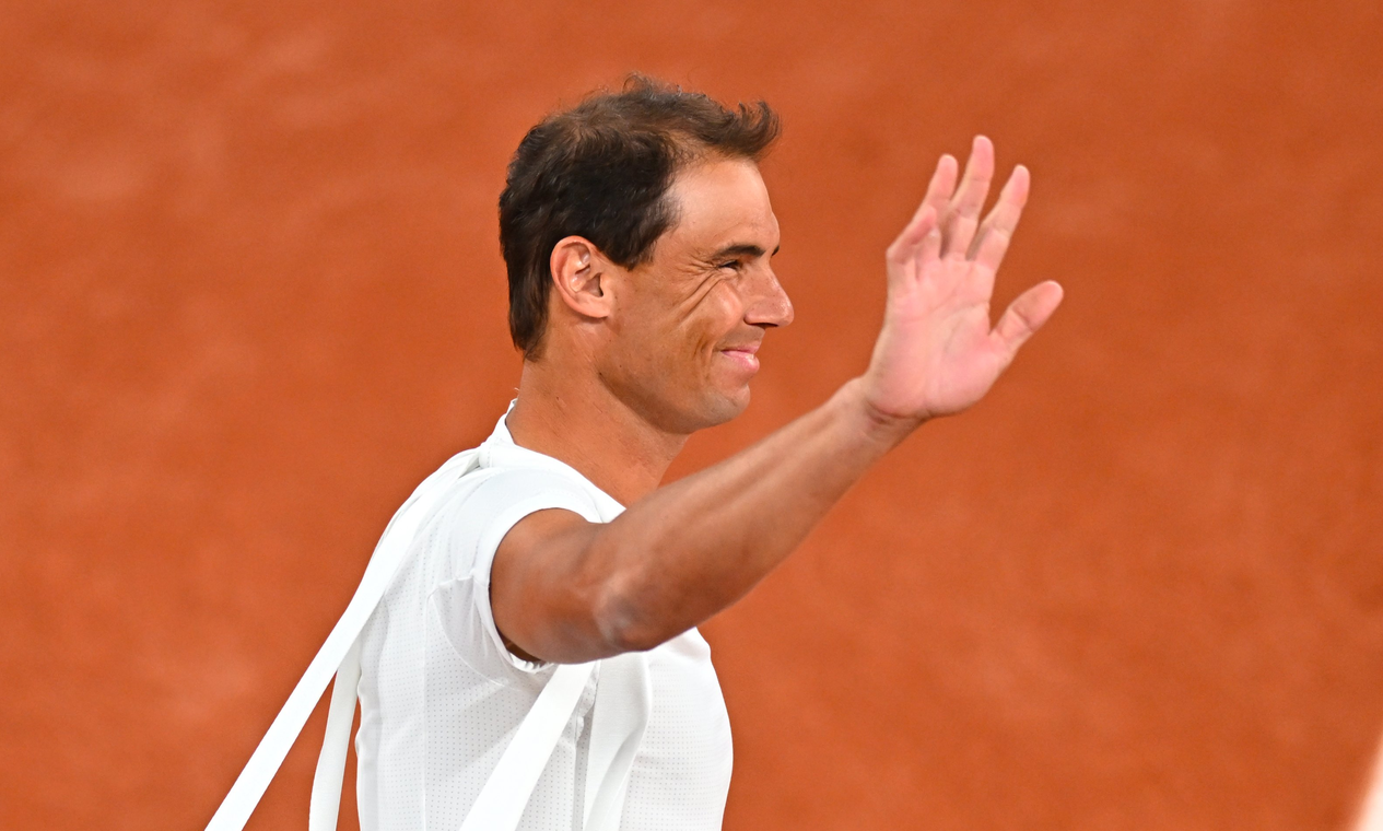 Atleta é ovacionado em 1º contato com público na provável despedida de Roland Garros