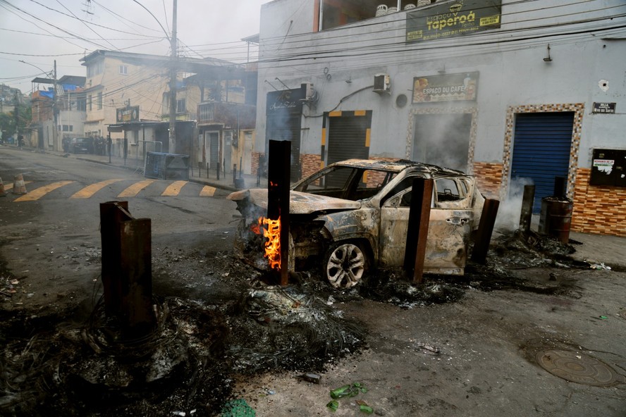 Barricada erguida por fac&ccedil;&atilde;o no Complexo do Alem&atilde;o, na Zona Norte do Rio