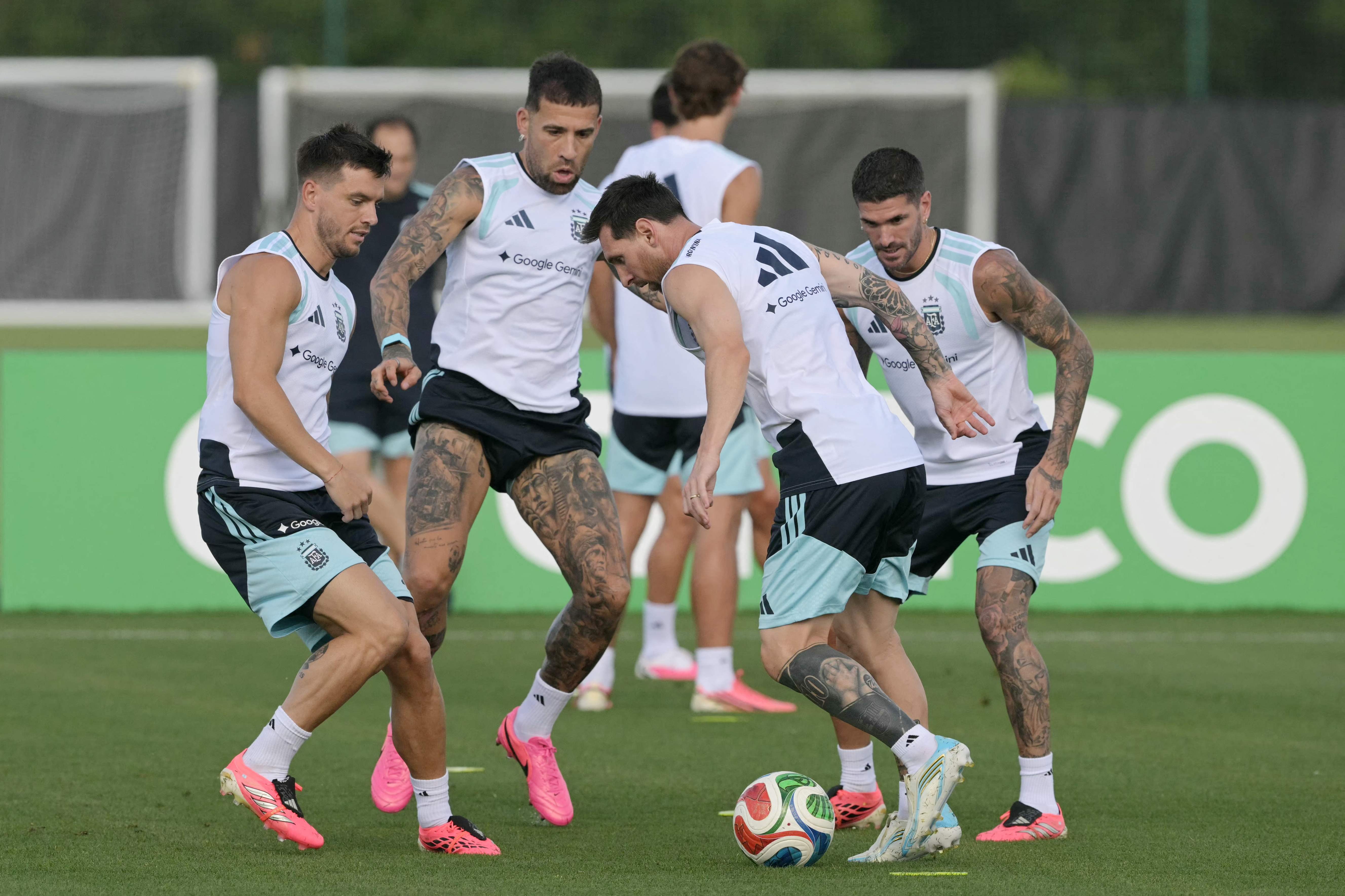 Argentina desafia o futebol moderno e favorece Messi na Copa do Mundo