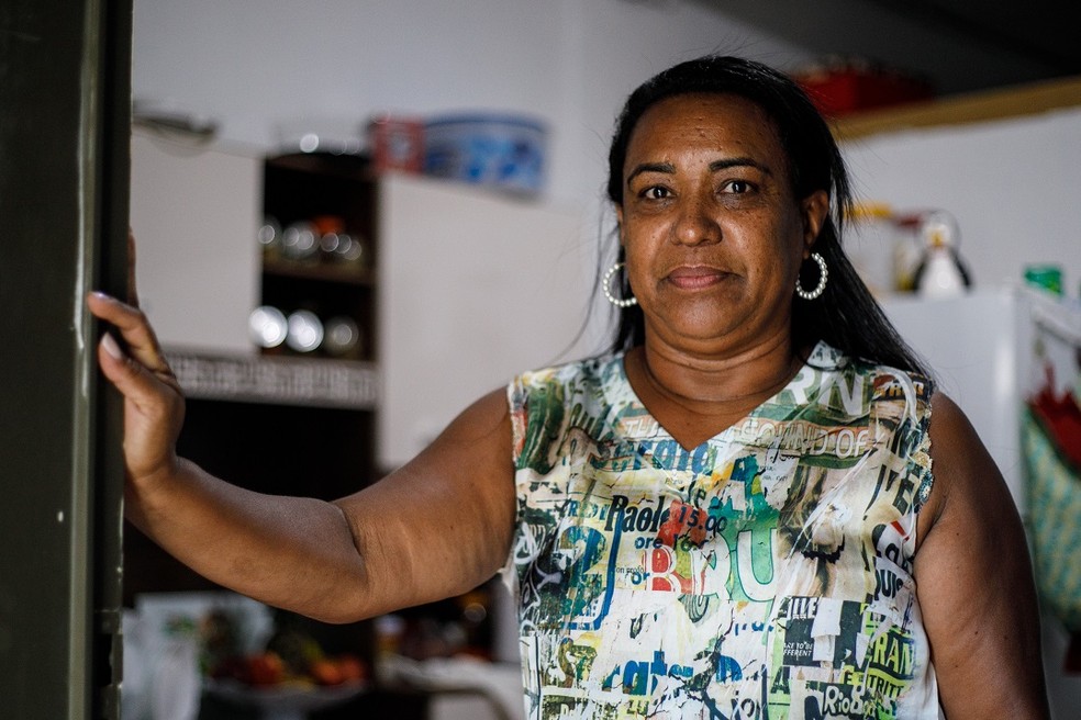 A cabeleireira Lígia Miranda, de 54 anos, esperou dois anos e dois meses para conseguir retirar a mama após ser diagnosticada com um tumor — Foto: Brenno Carvalho / O GLOBO