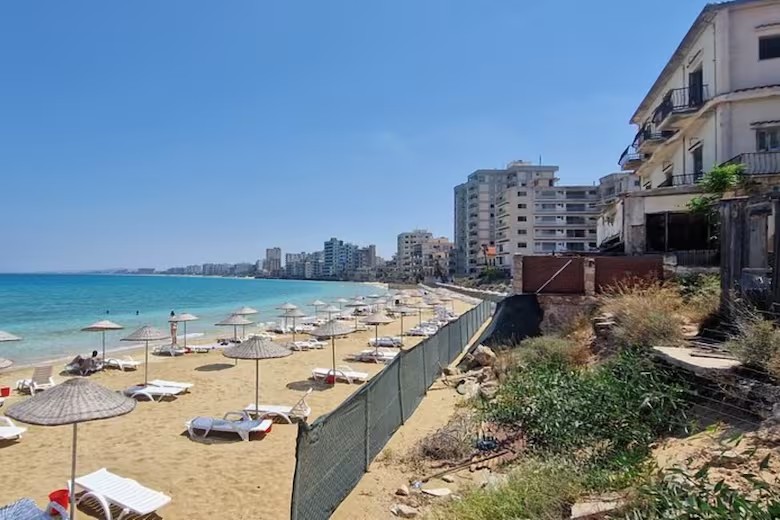 A história de Varosha, a praia cipriota que poderia ter sido um destino exclusivo, mas terminou em abandono — Foto: Reprodução