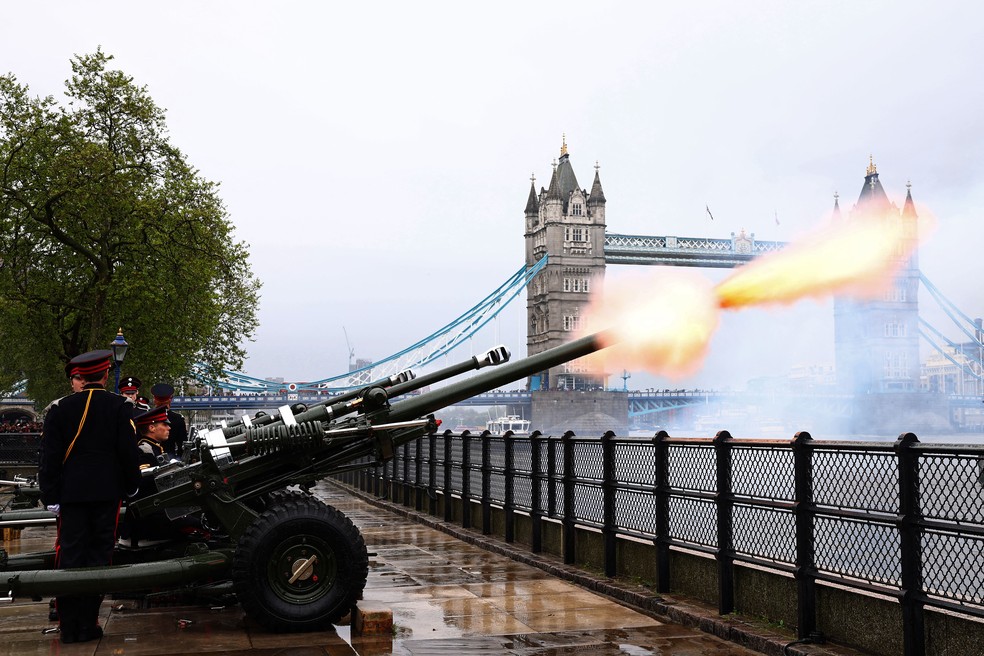 Membros da Honorável Companhia de Artilharia disparam uma saudação real para marcar o primeiro aniversário da coração do rei Charles III. — Foto: HENRY NICHOLLS/AFP