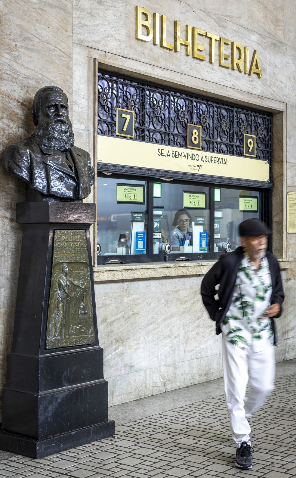 Na Central do Brasil, busto de Pedro II fica ao lado da bilheteria — Foto: Guito Moreto / Agência O Globo