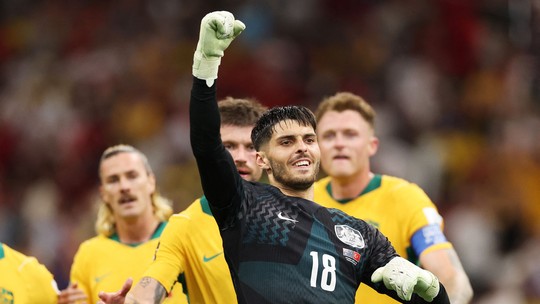 Goleiro de 22 anos quebra recorde da Austrália e brilha na estreia da Copa do Mundo Goleiro de 22 anos quebra recorde da Austrália e brilha na estreia da Copa do Mundo