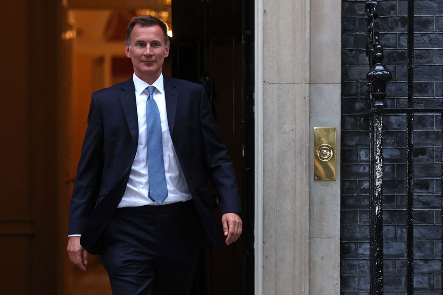 Novo ministro das Finanças do Reino Unido, Jeremy Hunt, é visto saindo do escritório de Liz Truss