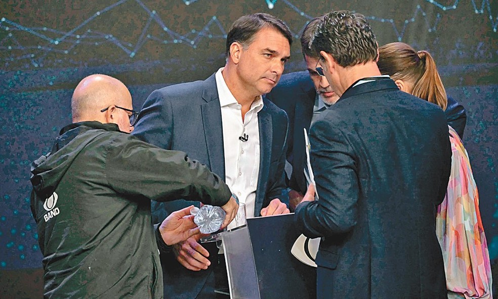 Fl�vio com aliados no est�dio: candidato treinou para o debate com Pablo Mar�al - Foto: Nelson Almeida / AFP