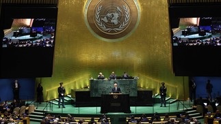 O presidente Luiz Inácio Lula da Silva do Brasil discursa na 78ª sessão da Assembleia Geral das Nações Unidas — Foto: Michael M. Santiago / Getty Images via AFP