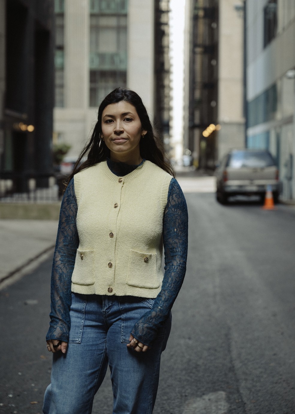 Allison Santa, que estima ter gasto US$ 1.000 em ingressos para 10 shows no ano passado, em Chicago, 24 de fevereiro de 2025. — Foto: Lyndon French / The New York Times