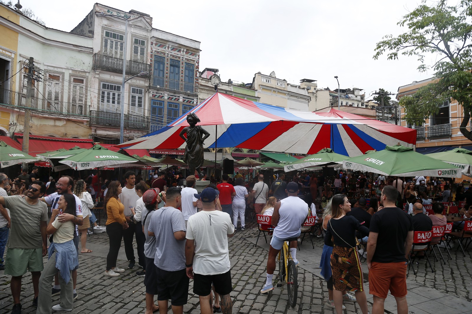 Bares, restaurante e roda de samba no Largo da Prainha atraem público do G20 Social para almoço e happy hour — Foto: Fabiano Rocha / Agência O Globo