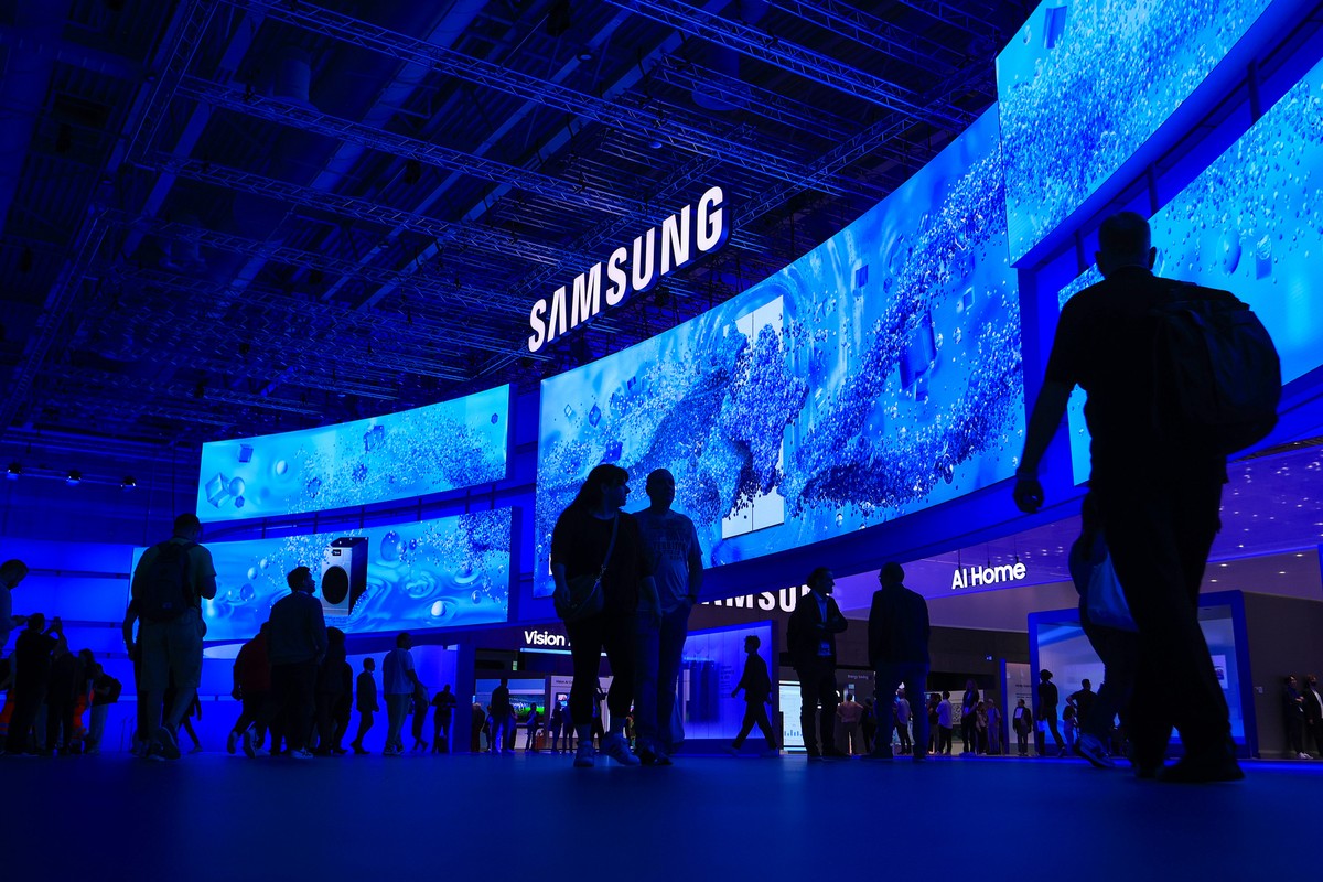 Imagem ilustrativa de Novo celular dobrável com duas dobradiças promete revolucionar o mercado e será apresentado na cúpula antes do lançamento.