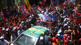 Lula acena para apoiadores durante comício em São Gonçalo, Região Metropolitana do Rio — Foto: André Borges / AFP