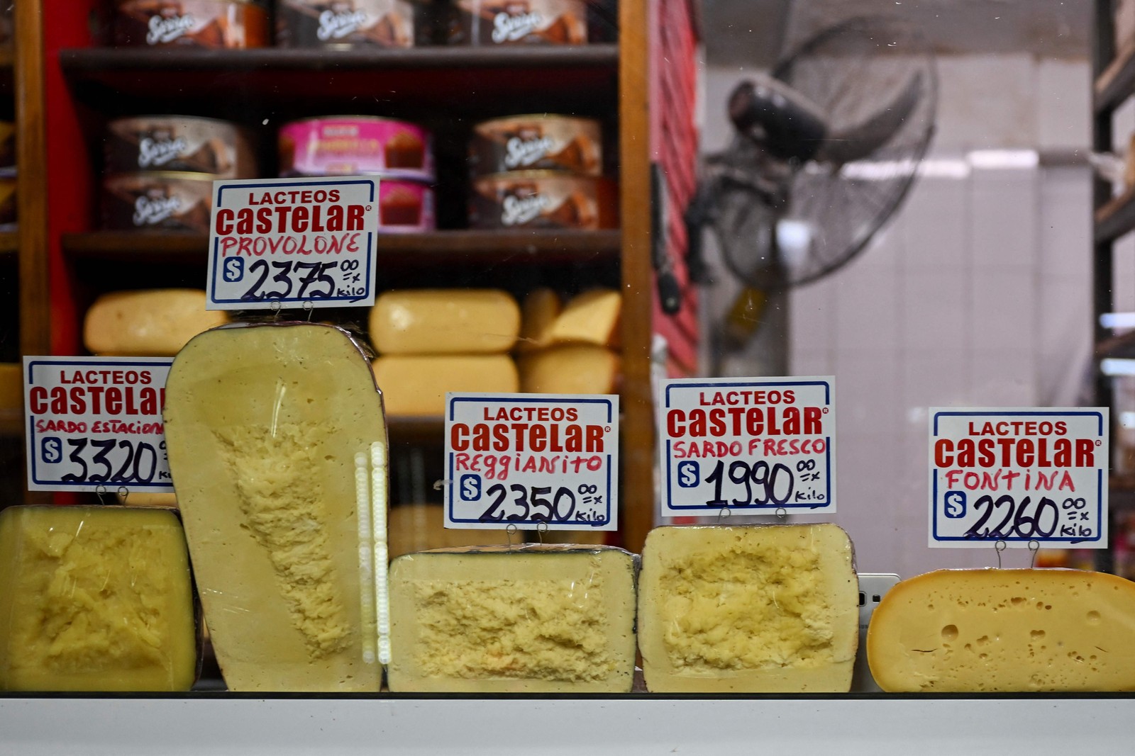 Com a crise econômica, um quilo de queijo chega a valer mais de 2000 pesos. — Foto: Luis ROBAYO / AFP