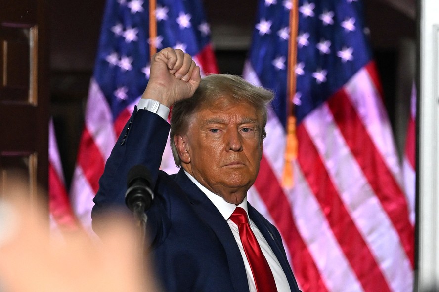 Donald Trump gesticula depois de discursar em Nova Jersey