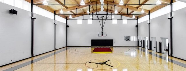 Mansão de Michael Jordan tem quadra de basquete personalizada com tamanhos e padrões oficiais da NBA — Foto: Reprodução